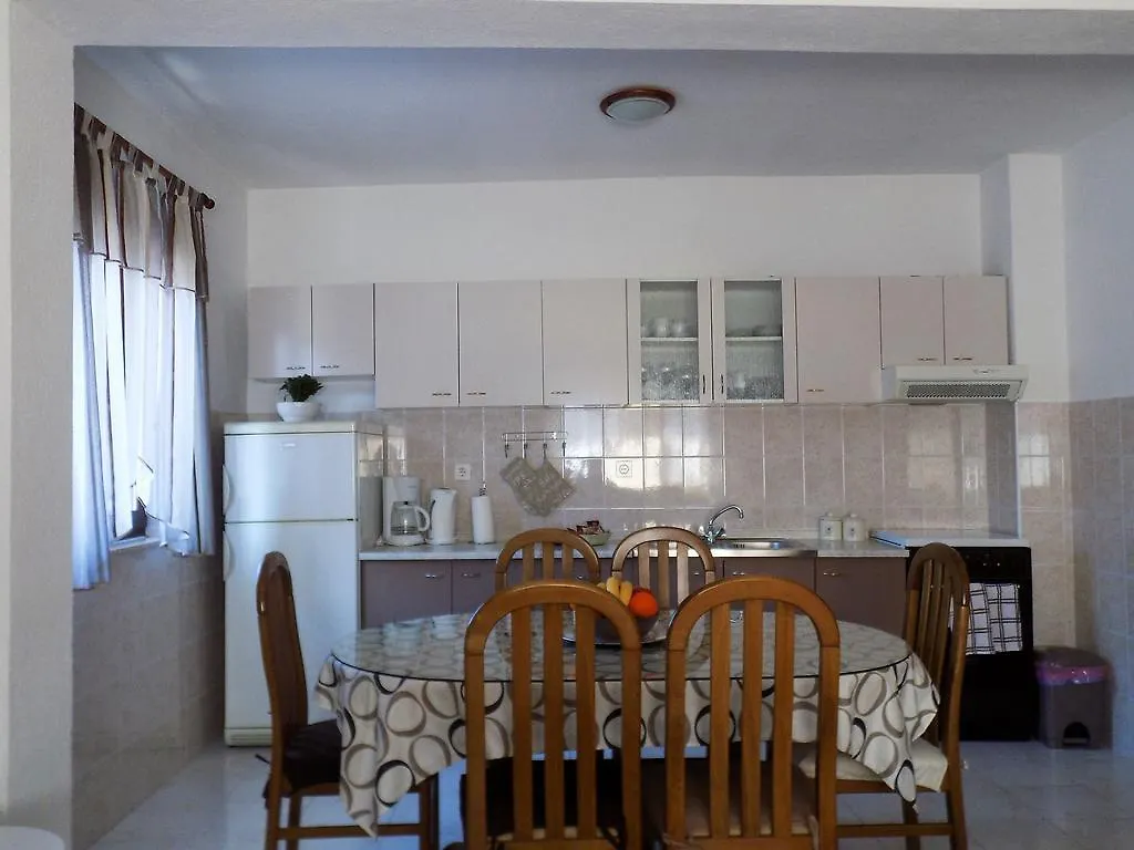 Apartment Apartmani Balan S Vanjskim Bazenom Croatia