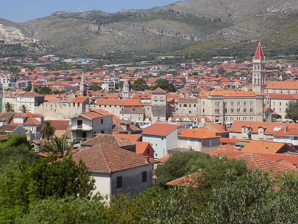 Apartmani Balan S Vanjskim Bazenom Traù