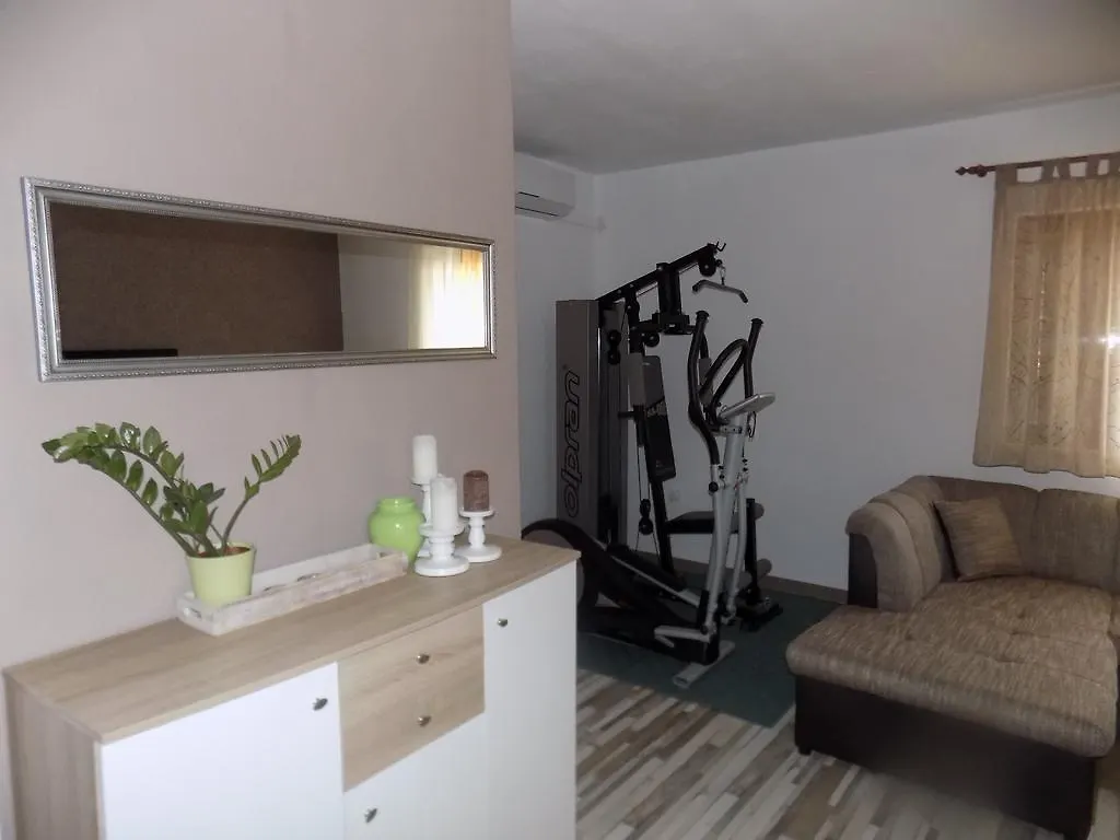 Apartmani Balan S Vanjskim Bazenom Traù